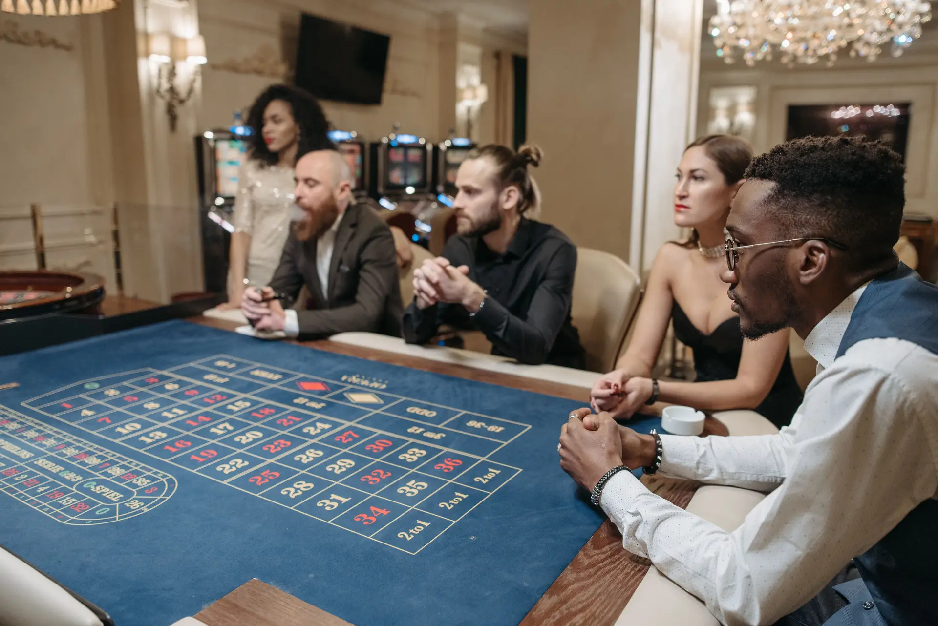 Elegant casino interiør hos QuenvellacuisineHouse
