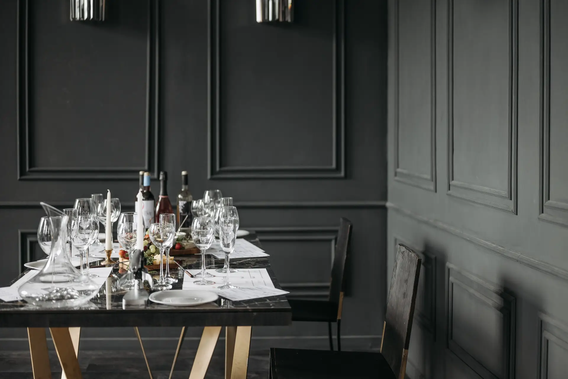Detaljert borddekking med krystall og dekorative glass